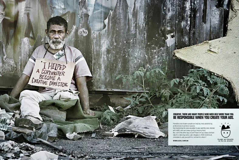 obdachloser mann mit schild um den hals