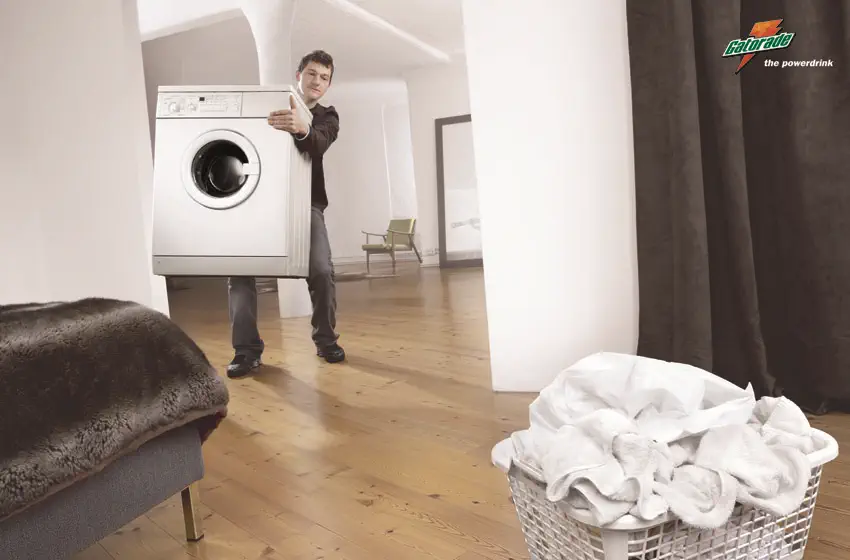 mann trägt waschmaschine