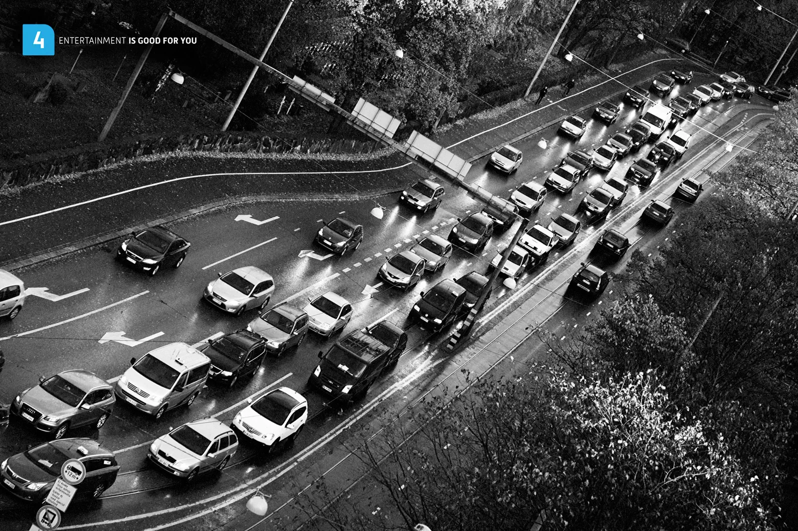 schwarz weiss strasse mit autos