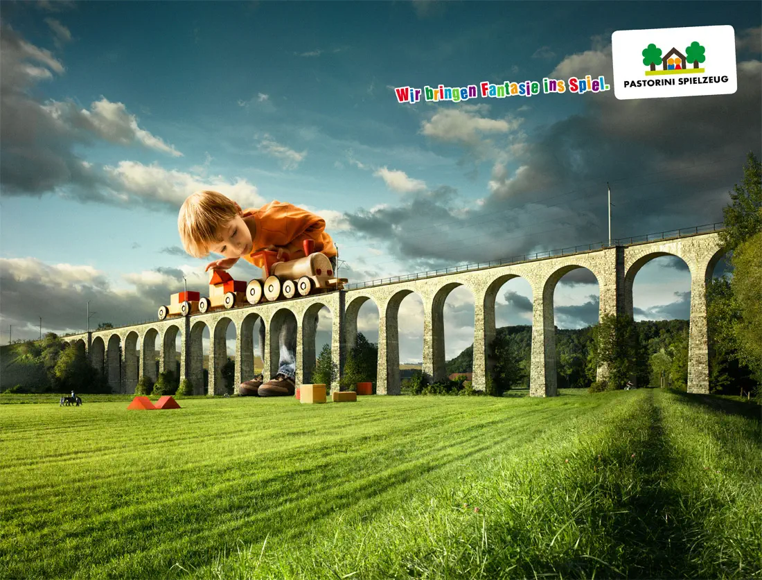 riesenkind spielt mit zug