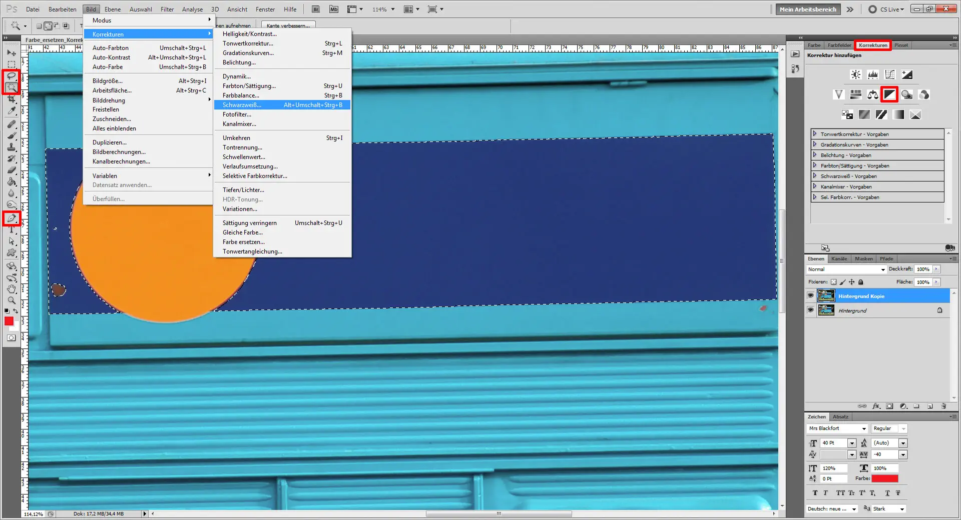 Tutorial Farbe ersetzen Photoshop 11 Foto wird in Photoshop bearbeitet. Unter dem Reiter Bild wird Korrekturen ausgewählt und auf schwarzweiß geklickt.